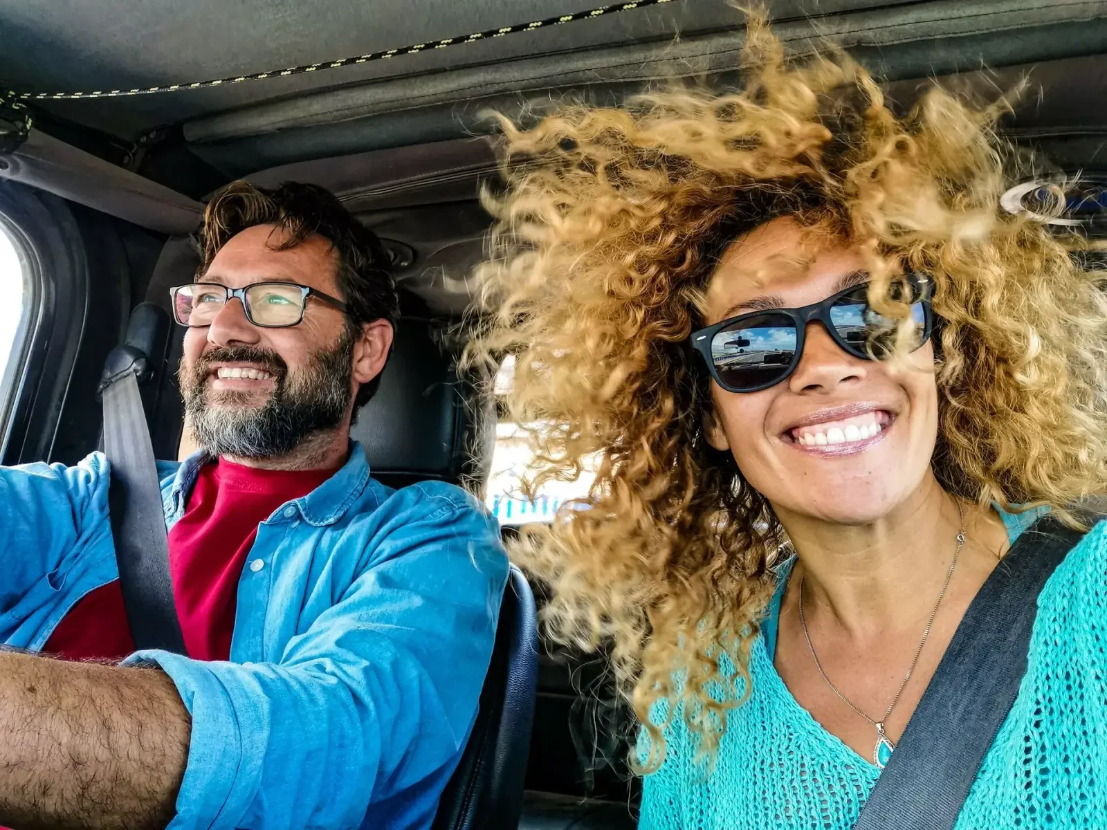Twee mensen in een auto